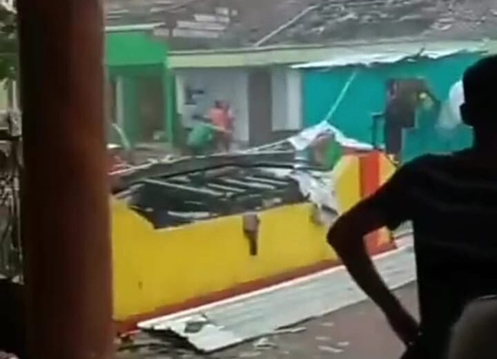 Nasib pilu warga Sidoarjo, rumahnya diterjang angin puting beliung (surabayakabarmetro.com)