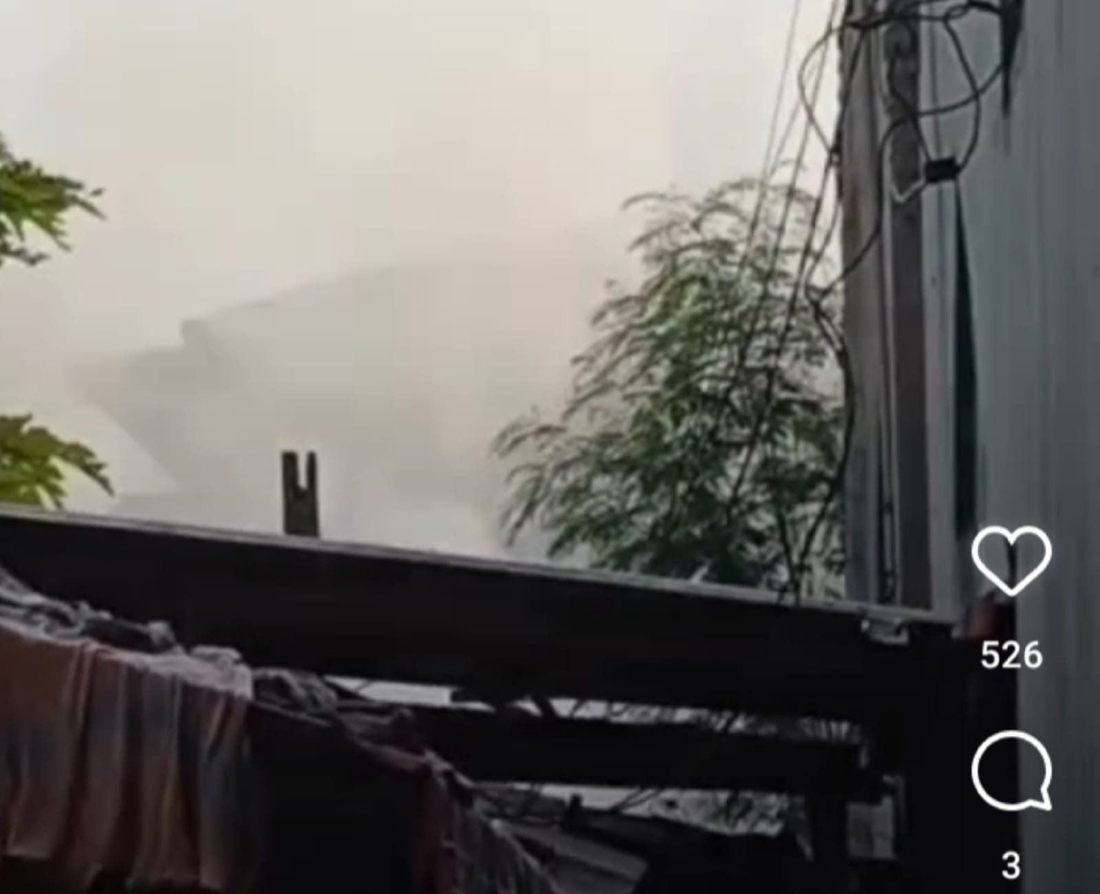 Detik-detik rumah di Margorejo Surabaya terbakar (Instagram @call112)