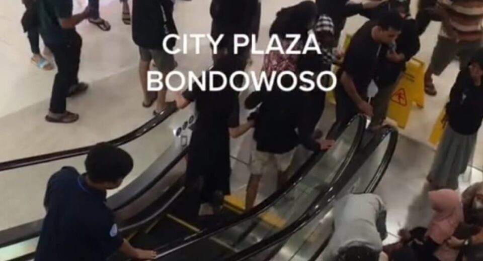 Tingkah warga Bondowoso saat masuk mal Plaza City Bondowoso (surabayakabarmetro.com)