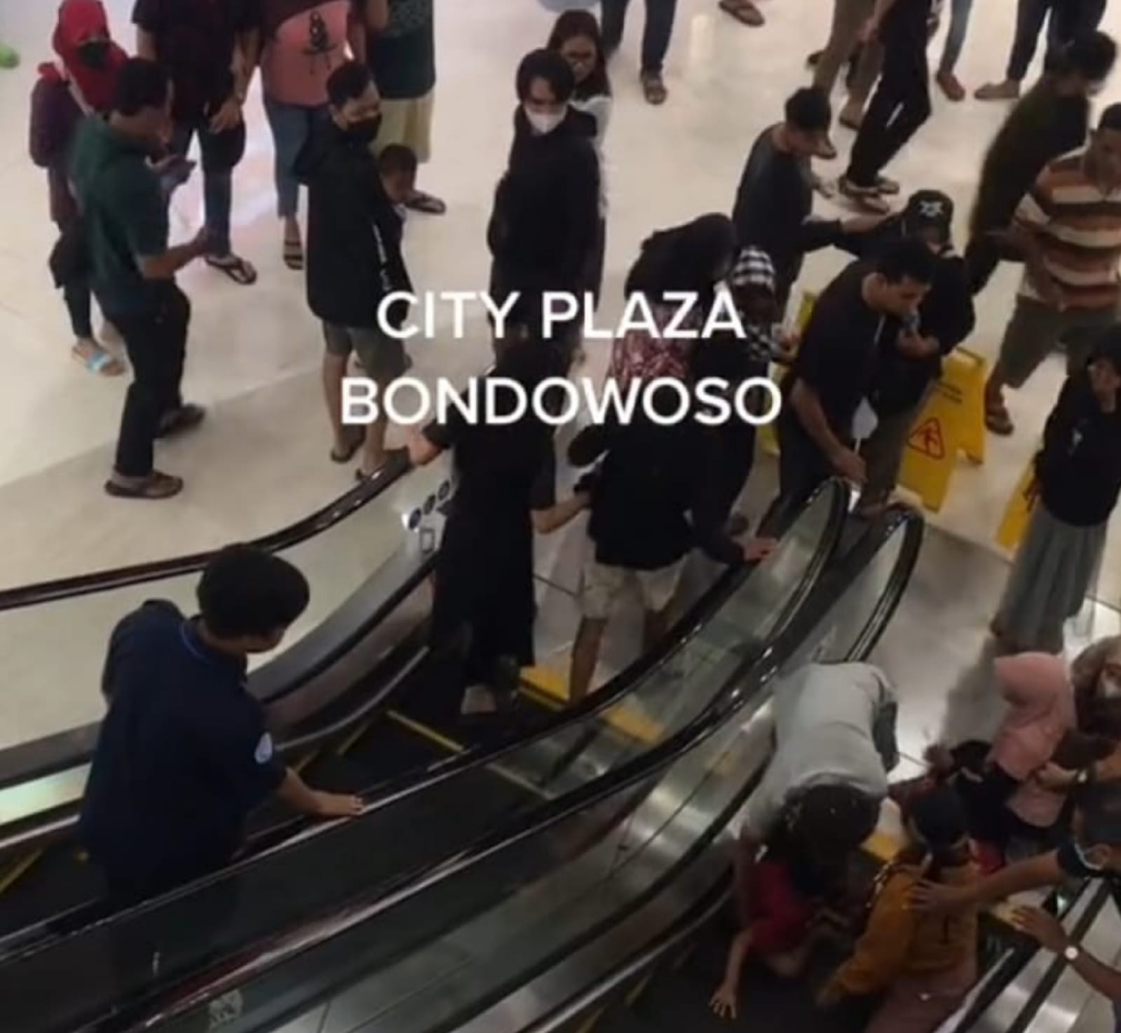 Tingkah warga Bondowoso saat masuk mal Plaza City Bondowoso (surabayakabarmetro.com)