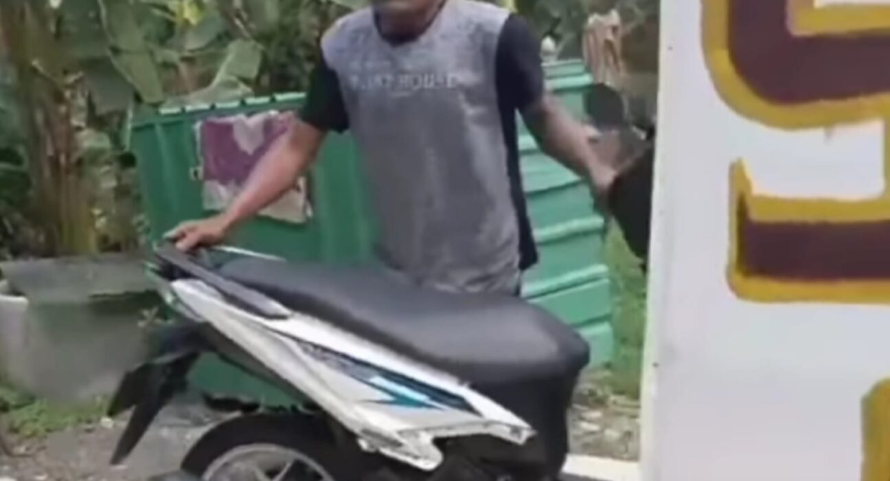 Warga saat mengamankan motor milik pencuri di MERR, Surabaya (surabayakabarmetro.com)