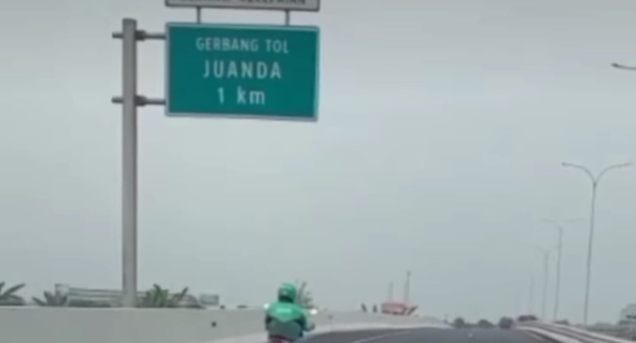 Seorang pengendara motor terlihat melintas di Jalan Tol Juanda, Surabaya (surabayakabarmetro.com)