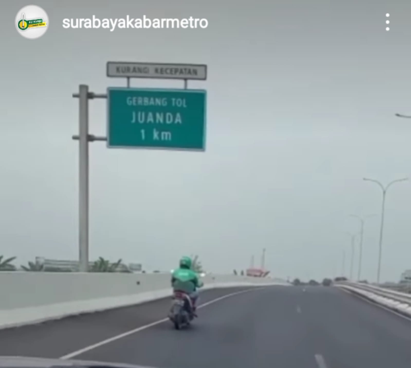 Seorang pengendara motor terlihat melintas di Jalan Tol Juanda, Surabaya (surabayakabarmetro.com)