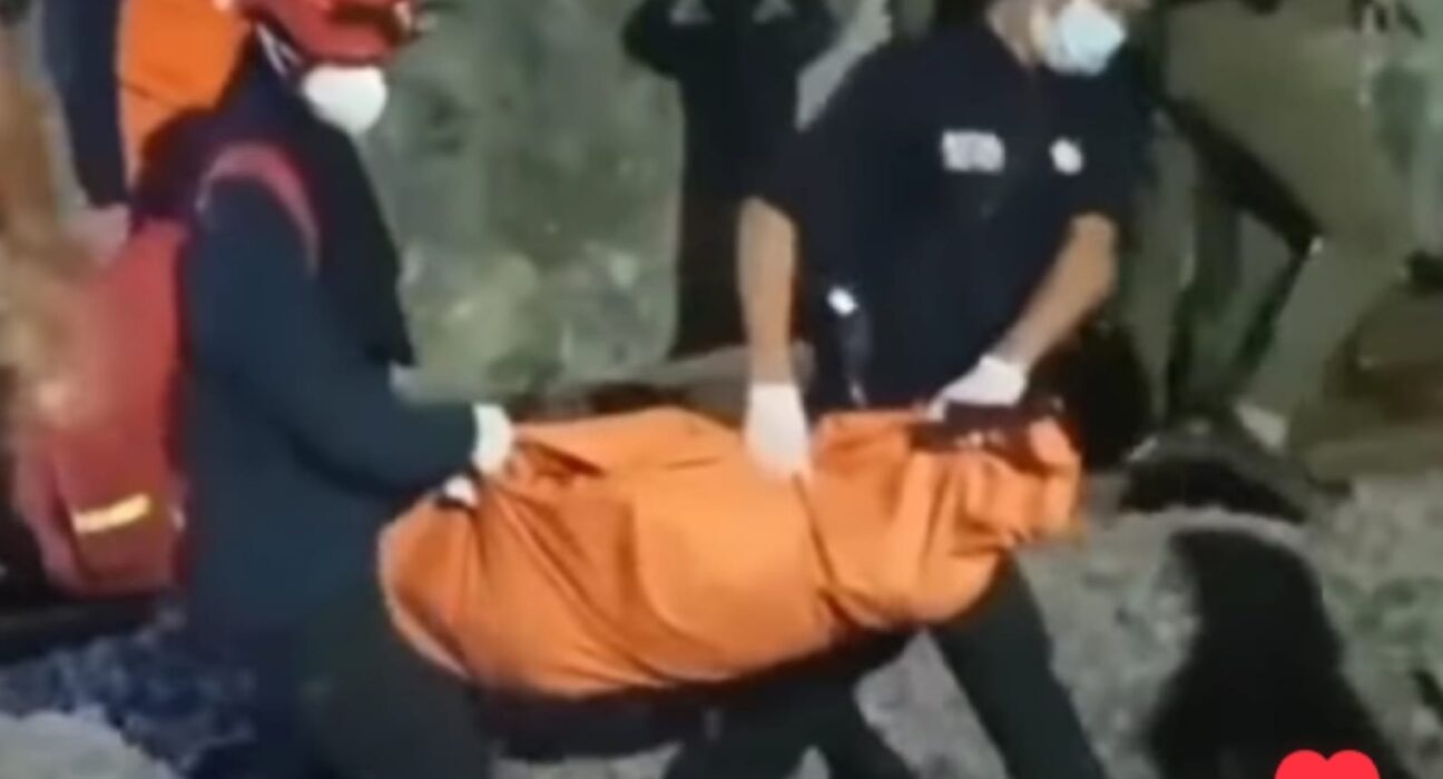 Petugas melakukan evakuasi terhadap jenazah bocah korban ditabrak kereta api di Margorukun, Surabaya (surabayakabarmetro.com)