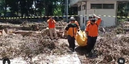 Proses evakuasi jenazah petugas kebersihan di sebuah kampus di Surabaya (surabayakabarmetro.com)