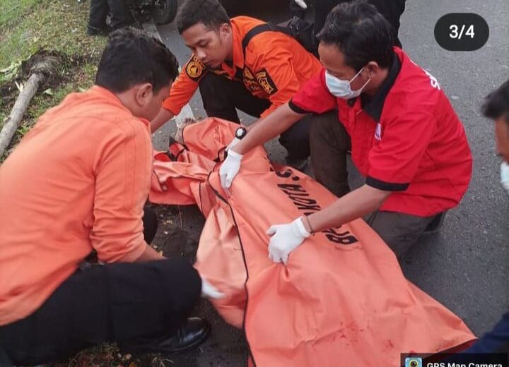 Petugas mengevakuasi korban kecelakaan tunggal di Jalan Ambengan, Surabaya (surabayakabarmetro.com)