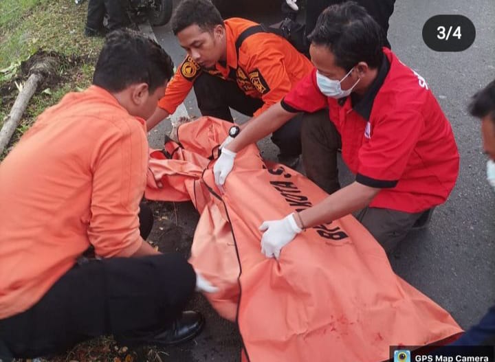 Petugas mengevakuasi korban kecelakaan tunggal di Jalan Ambengan, Surabaya (surabayakabarmetro.com)