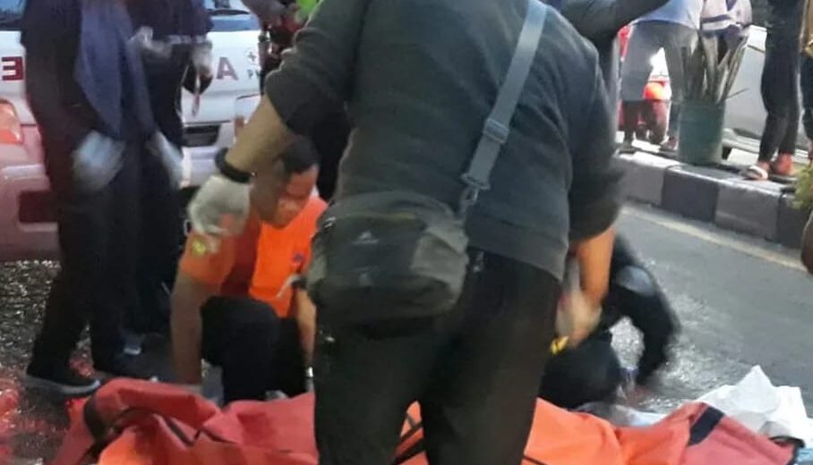 Petugas saat mengeakuasi bocah 11 tahun korban kecelakaan maut di Kapasari, Surabaya (surabayakabarmetro.com)