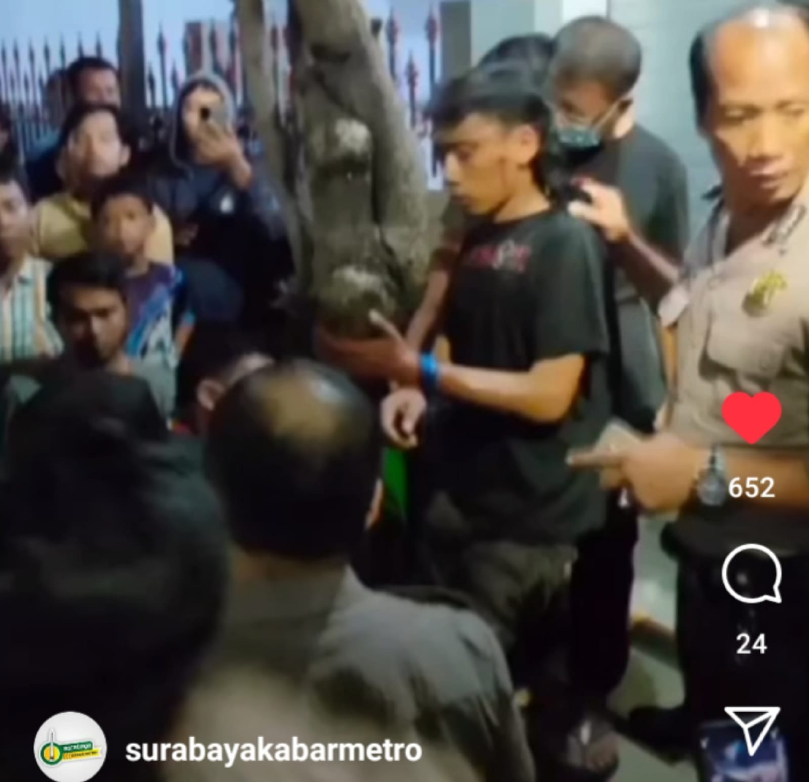 Pria yang nekat merampas ponsel bocah di Sidotopo Wetan, Surabaya (surabayakabarmetro.com)