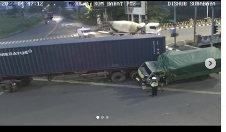 Kecelakaan truk vs trailer di MERR Surabaya (surabayakabarmetro.com)