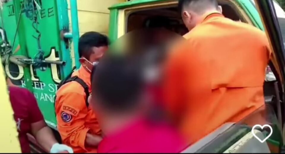 Proses evakuasi sopir truk di Surabaya yang meninggal (surabayakabarmetro.com)