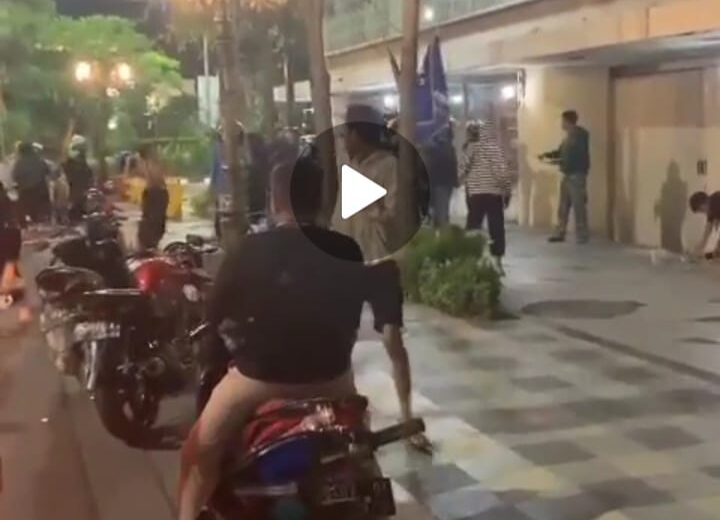 Tangkapan layar video aksi pengeroyokan warga oleh rombongan beratribut perguruan silat di Jalan Tunjungan, Surabaya