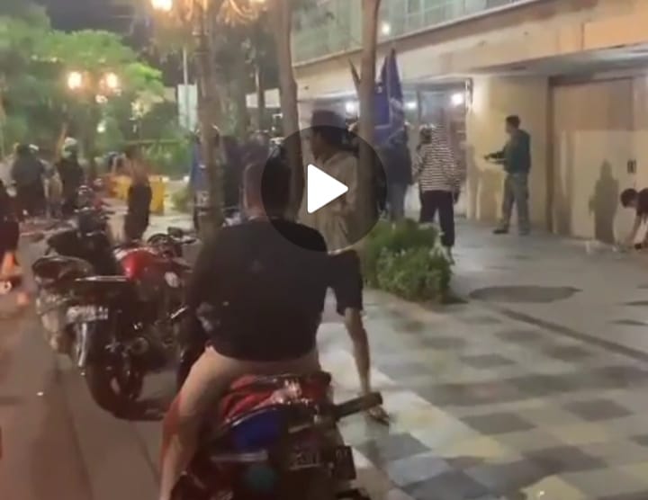 Tangkapan layar video aksi pengeroyokan warga oleh rombongan beratribut perguruan silat di Jalan Tunjungan, Surabaya