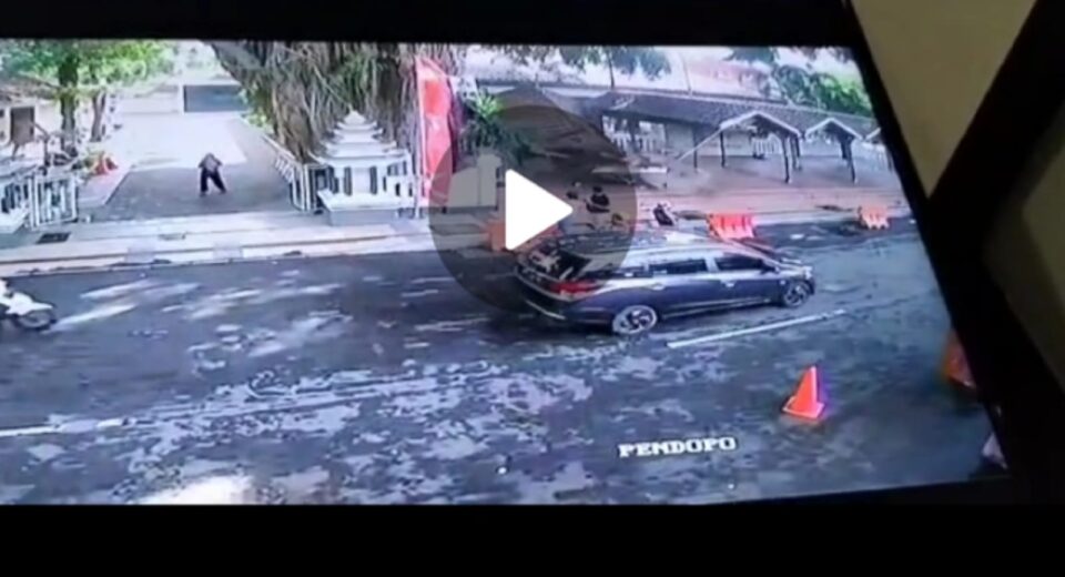 Video detik-detik ambruknya Pendopo Pemkab Gresik (istimewa/ surabayakabarmetro.com)