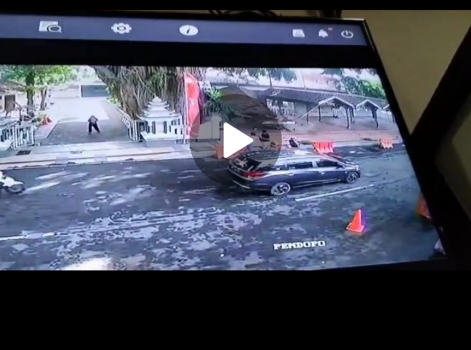 Video detik-detik ambruknya Pendopo Pemkab Gresik (istimewa/ surabayakabarmetro.com)