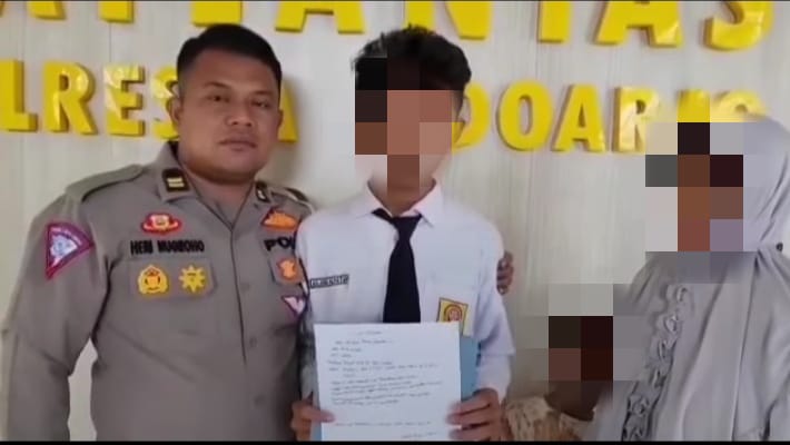 SIswa SMP di Sidoarjo bikin klarifikasi seusai maki polisi karena langgar lalu lintas (surabayakabarmetro.com)