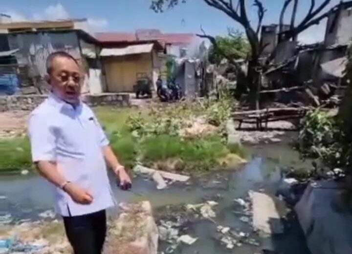 Wawali Surabaya Armuji marah saat lihat sungai penuh sampah di Tambak Wedi, Surabaya (slurabayakabarmetro.com)