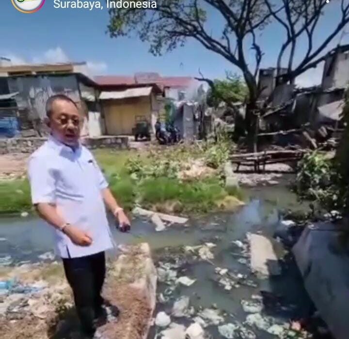 Wawali Surabaya Armuji marah saat lihat sungai penuh sampah di Tambak Wedi, Surabaya (slurabayakabarmetro.com)