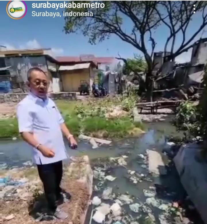 Wawali Surabaya Armuji marah saat lihat sungai penuh sampah di Tambak Wedi, Surabaya (slurabayakabarmetro.com)