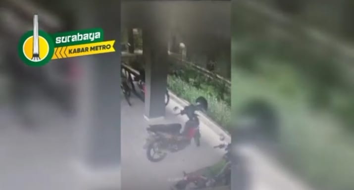 Tangkapan layar aksi pencurian sepeda motor di Sumur Welut Surabaya (surabayakabarmetro.com)