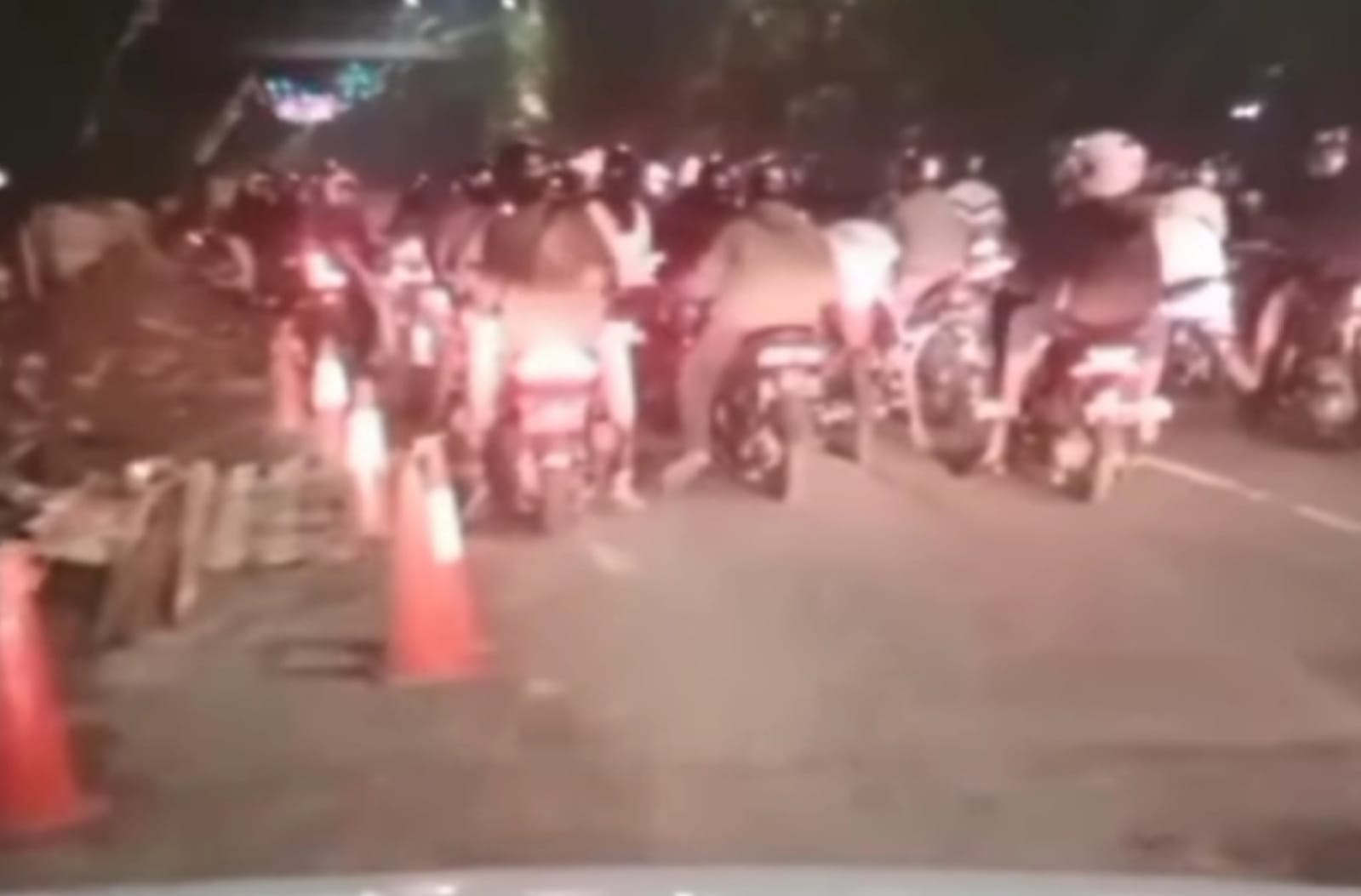 Aksi balap liar di Jalan Ahmad Yani Surabaya dibubarkan oleh ambulance (istimewa/ surabayakabarmetro.com)