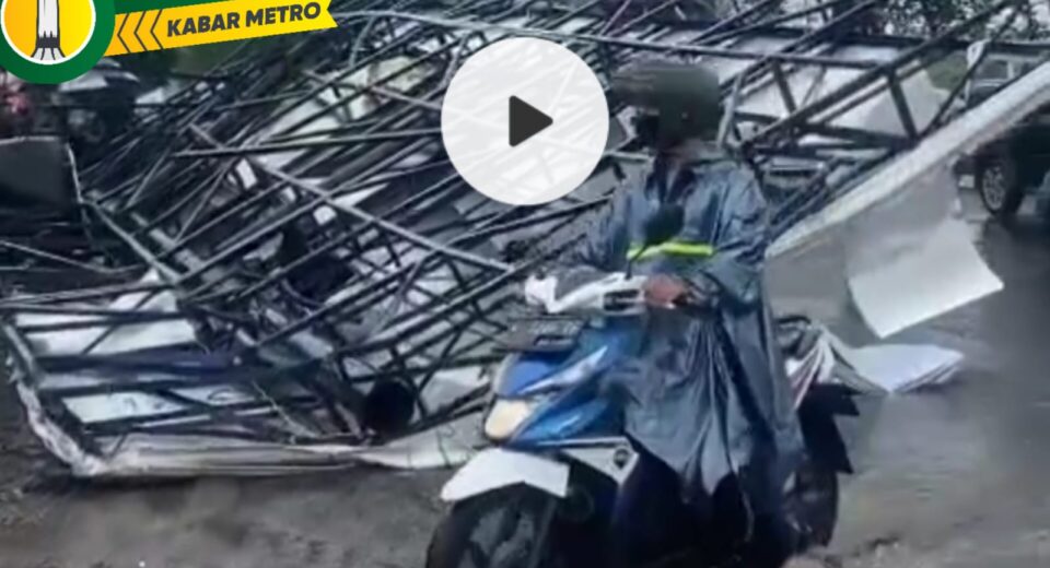 Baliho di Aloha Sidoarjo roboh karena angin kencang (surabayakabarmetro.com)