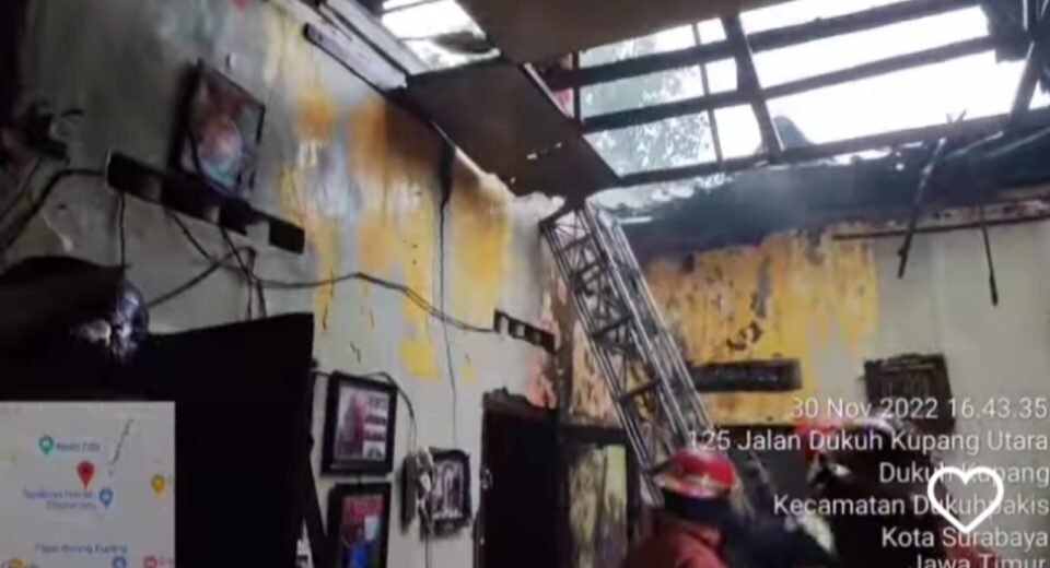 Rumah di Jalan Banyu Urip Surabaya terbakar (Istimewa / surabayakabarmetro.com)