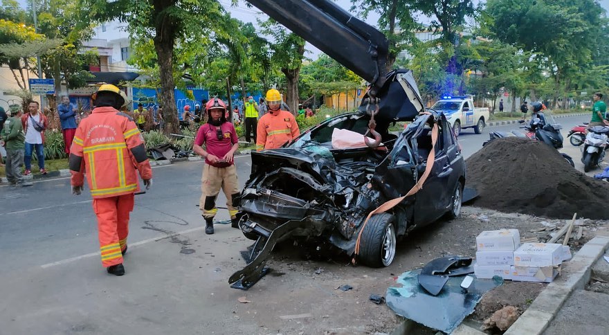 Bangkai mobl Honda Jazz yang alami kecelakaan di Jalan Dharmahusada, Surabaya (surabayakabarmetro.com)