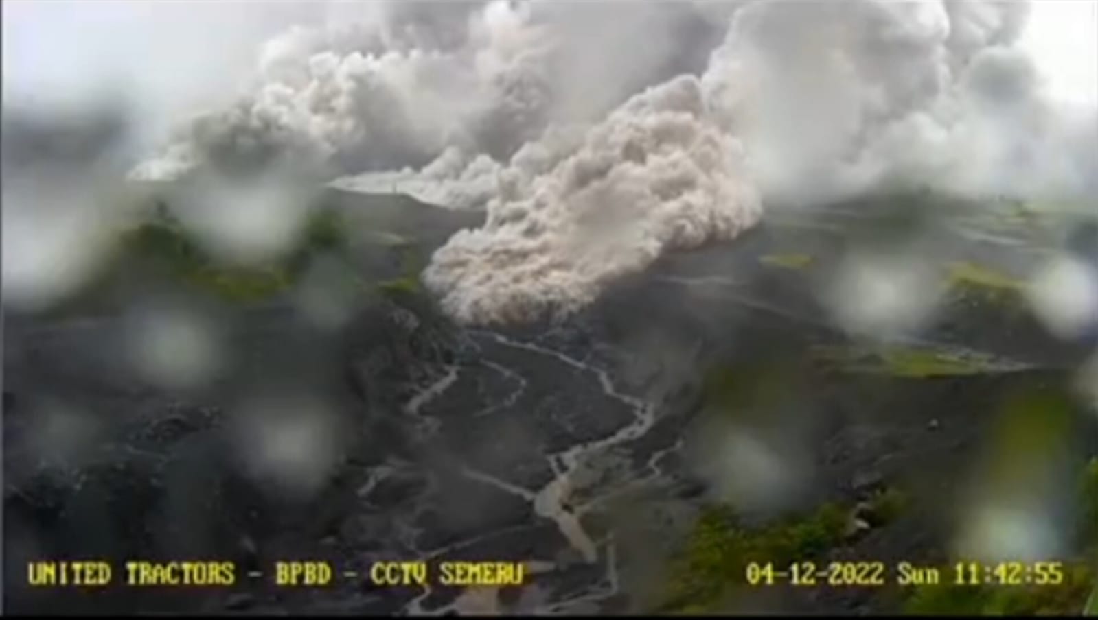 Detik-detik awan panas Gunung Semeru menggantam CCTV (surabayakabarmetro.com)