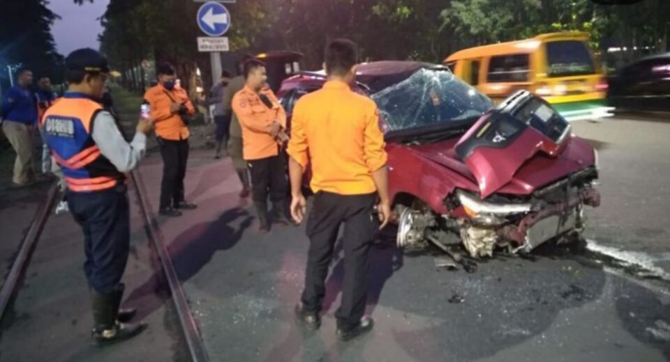 Kondisi mobil korban kecelakaan di Margorejo, Surabaya (surabayakabarmetro.com)