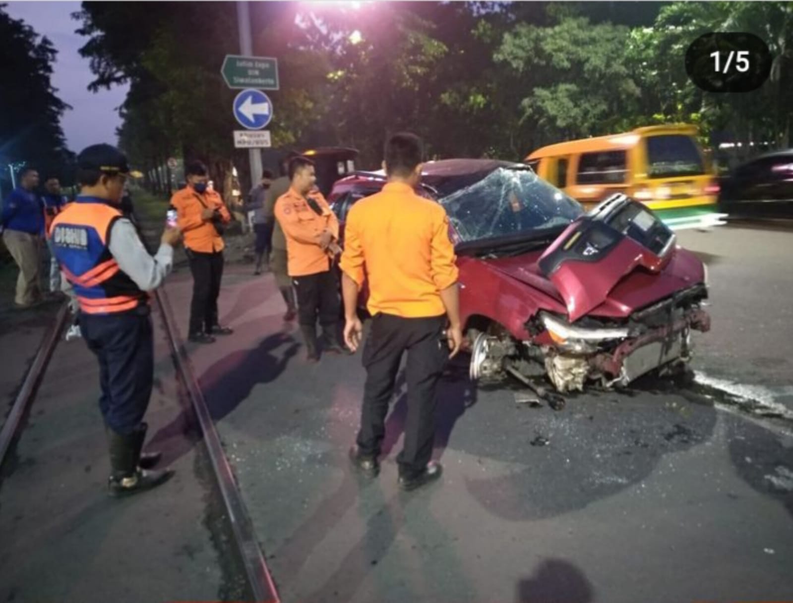 Kondisi mobil korban kecelakaan di Margorejo, Surabaya (surabayakabarmetro.com)