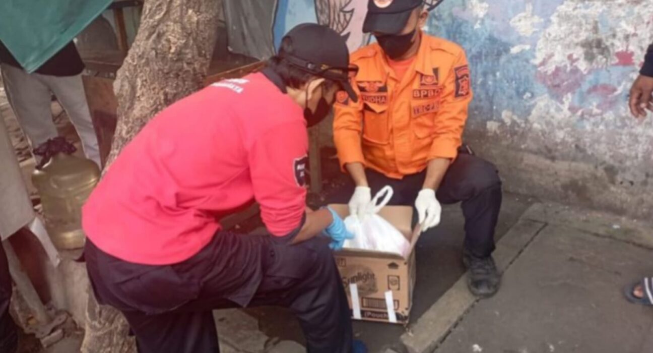 Proses evakuasi jenazah bayi yang dibuang di Menanggal Surabaya, beberapa waktu lalu (surabayakabarmetro.com)