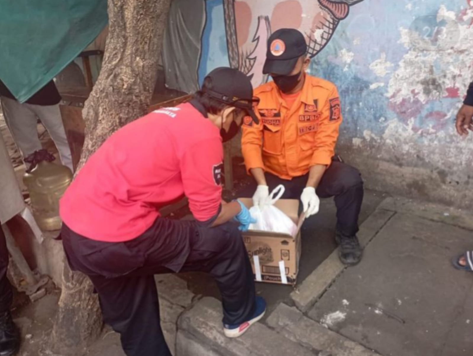 Proses evakuasi jenazah bayi yang dibuang di Menanggal Surabaya, beberapa waktu lalu (surabayakabarmetro.com)