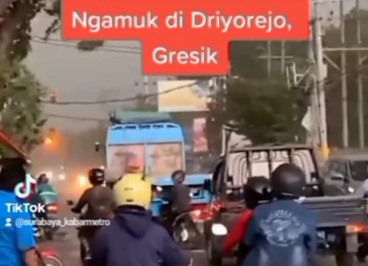 Detik-detik puting beliung menerjang Driyorejo, Gresik (istimewa/ surabayakabarmetro.com)