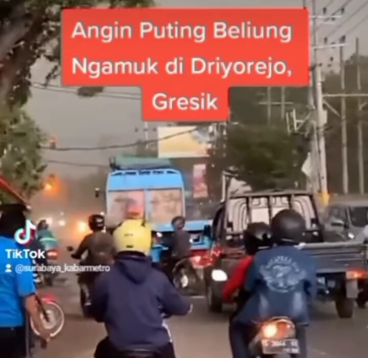 Detik-detik puting beliung menerjang Driyorejo, Gresik (istimewa/ surabayakabarmetro.com)