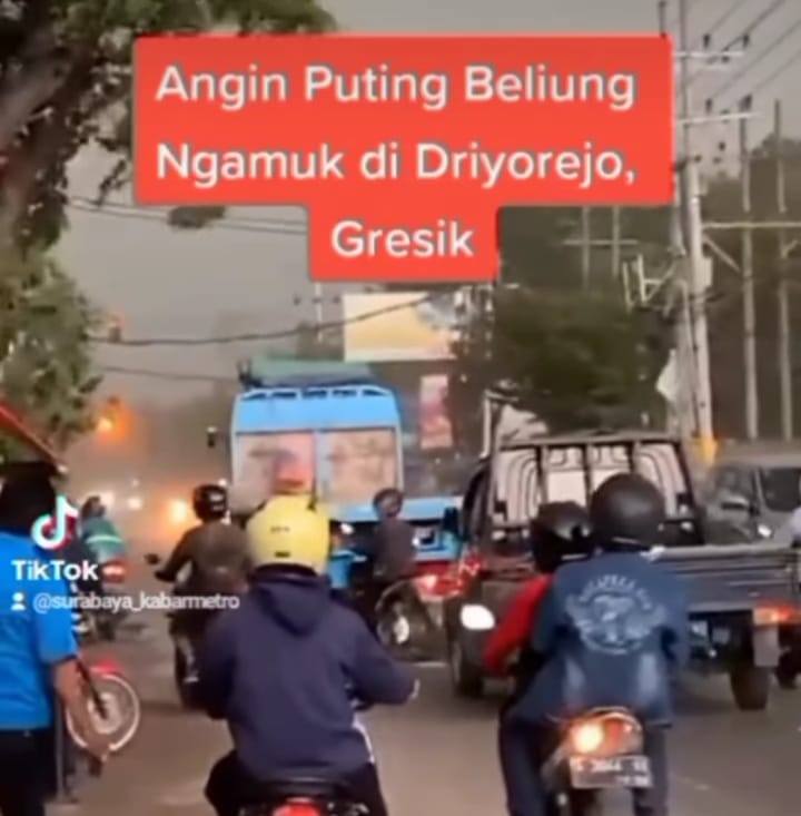 Detik-detik puting beliung menerjang Driyorejo, Gresik (istimewa/ surabayakabarmetro.com)