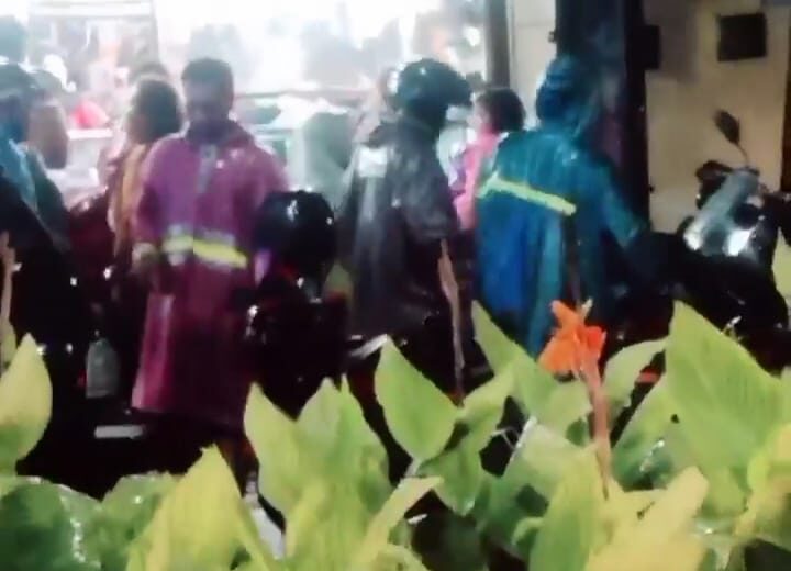 Toko elektronik di Surabaya diserbu masyarakat yang ingin beli Set Top Box (STB)