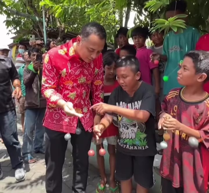 Wali Kota Surabaya, Eri Cahyadi diajari bocil main latto-latto (Instagram Eri Cahyadi/ surabayakabarmetro.com)