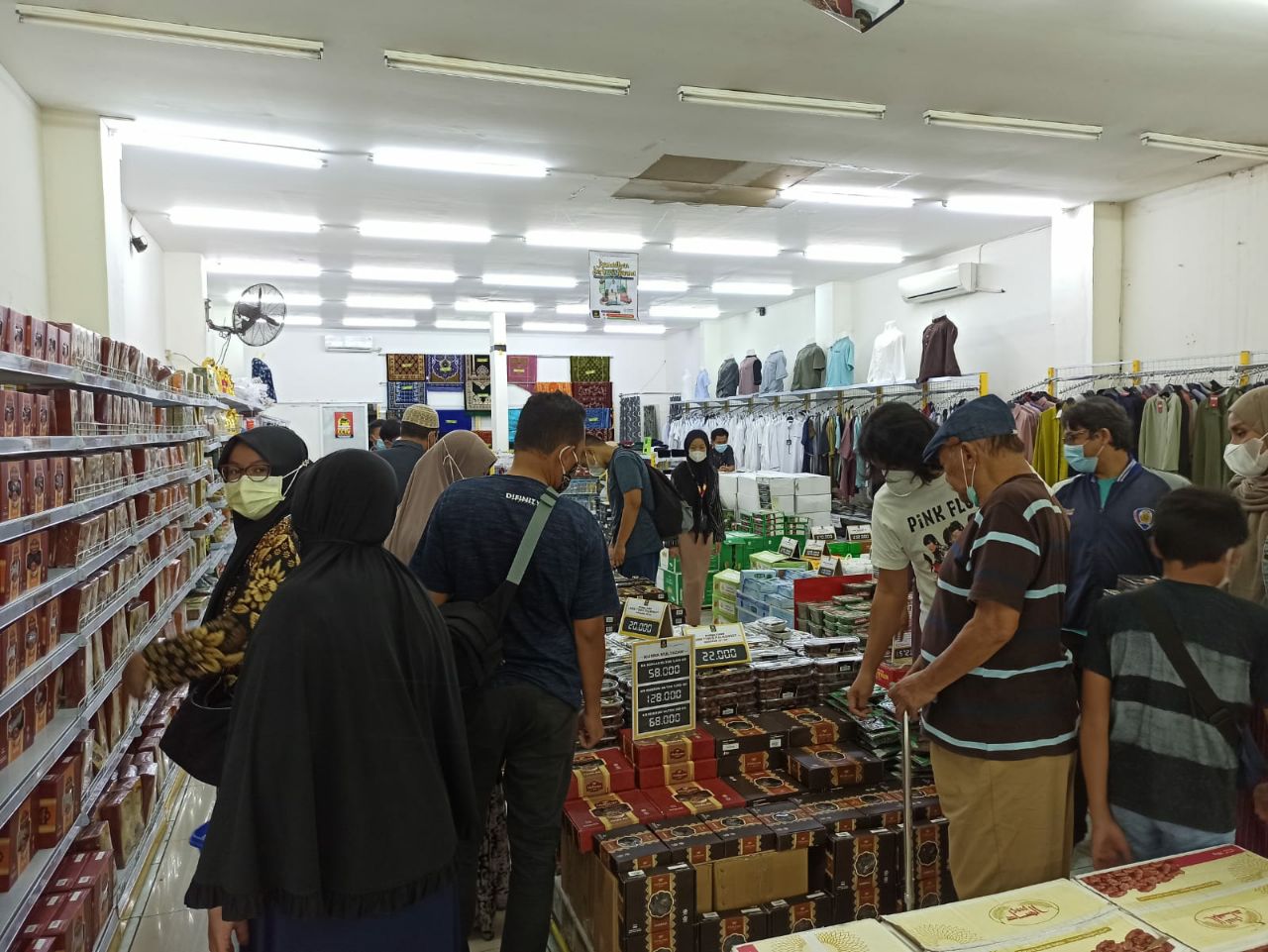 Suasana di store pusat kurma Lawang Agung (surabayakabarmetro.com)