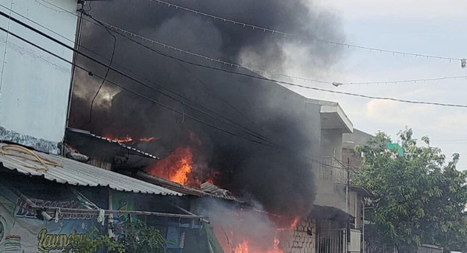 Kebakaraan melanda gudang barang bekas di Ploso Timur, Surabaya (surabayakabarmetro.com)