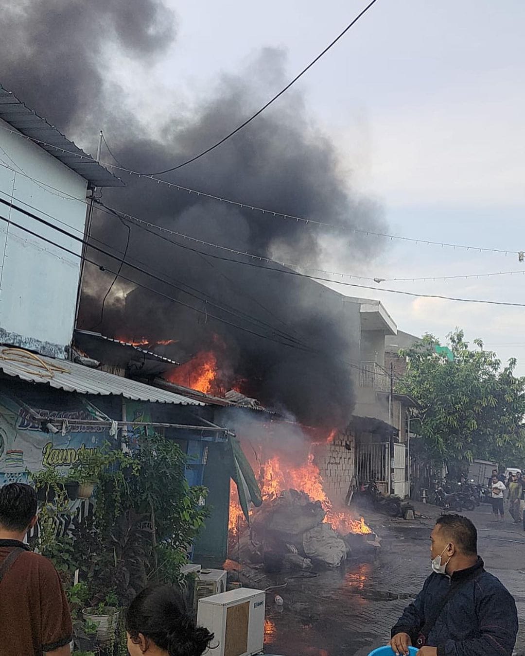 Kebakaraan melanda gudang barang bekas di Ploso Timur, Surabaya (surabayakabarmetro.com)