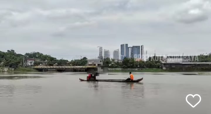 Proses evakuasi pria yang nekat coba akkhiri hidup di Sungai Surabaya (suraayakabarmetro.com)