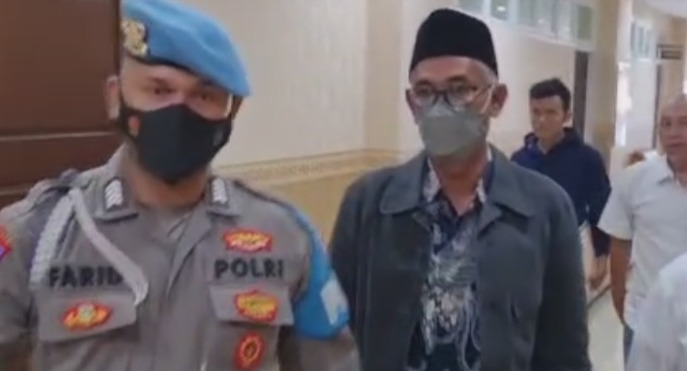 Ahmad Nasrullah, sang kepala sekolah Mts di Gresik yang menampar belasan siswinya