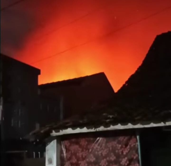 Rumah di Undaan Kulon, Surabaya terbakar (surabayakabarmetro.com)