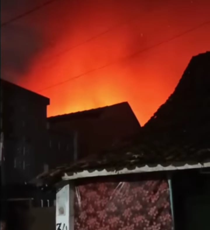 Rumah di Undaan Kulon, Surabaya terbakar (surabayakabarmetro.com)