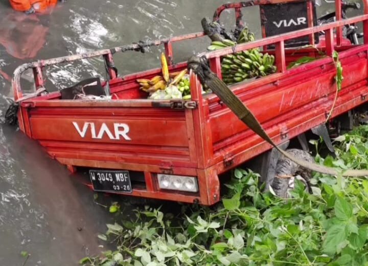 Motor roda tiga tercebur ke sungai di Jalan Raya Jemursari, Surabaya (call 112)