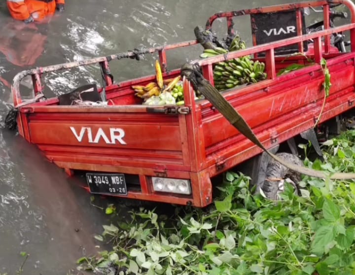 Motor roda tiga tercebur ke sungai di Jalan Raya Jemursari, Surabaya (call 112)