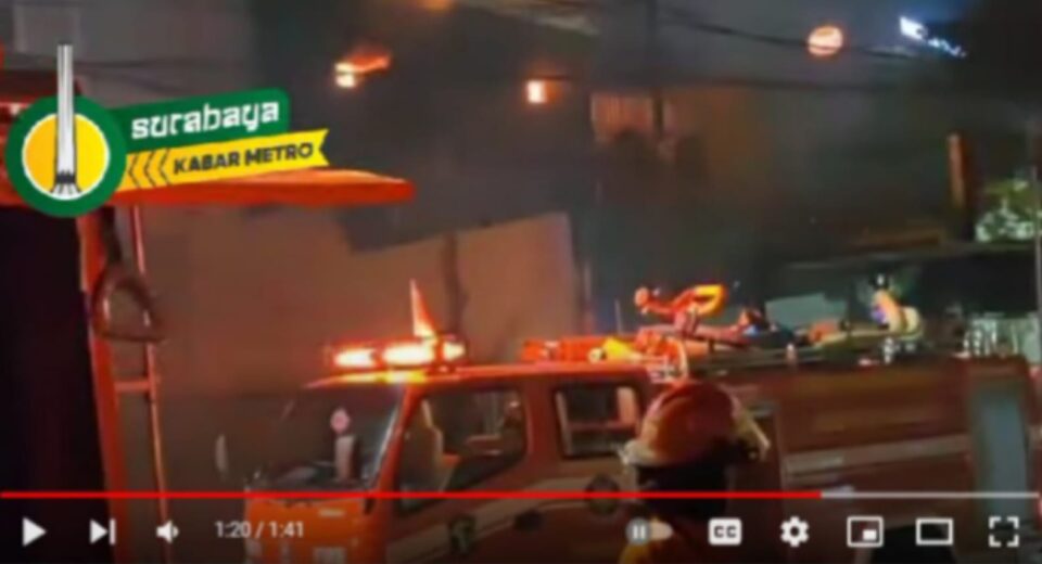 Tangkapan layar video Indomaret Gubeng, Surabaya terbakar, Sabtu 13 Januari 2023 (surabayakabarmetro.com)