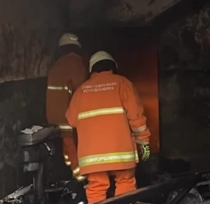 Proses pemadaman kebakaran gudang peralaran di Sidosermo, Surabaya (Istimewa/ surabayakabarmetro.com)