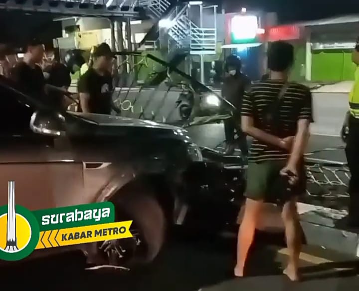 Kecelaaan di Jalan Raya Wonokromo, Surabaya (surabayakabarmetro.com)